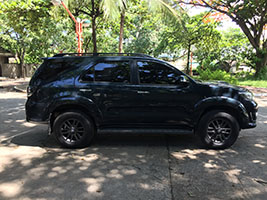 black SUV toyota fortuner 2105 right side view