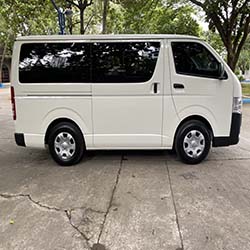 toyota hi-ace commuter right side view